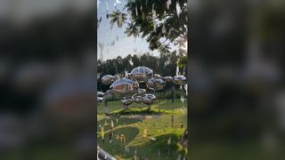 Эта зеркальная скульптура из нержавеющей стали состоит из гладких округлых сфер разного размера.