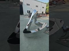 Эта абстрактная обтекаемая скульптура из нержавеющей стали обработана зеркальной полировкой высшего уровня.