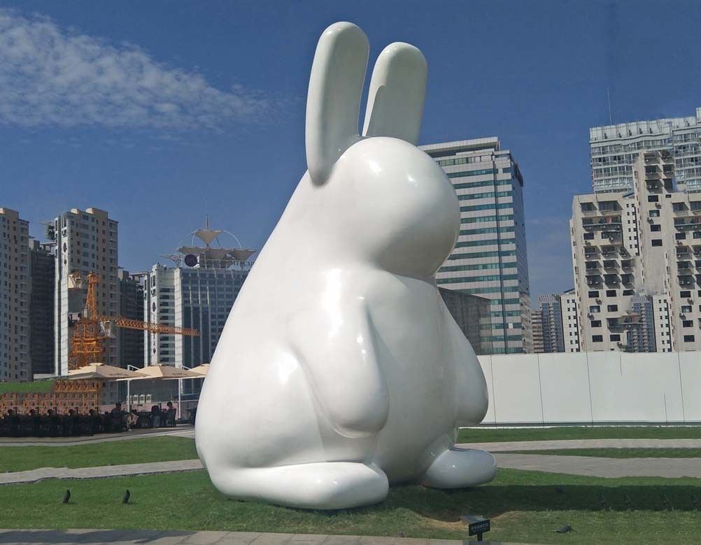 Высыхающий при нагреве в печи лак нержавеющей стали творческой милой скульптуры кролика металла белый