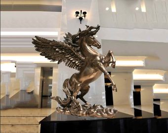 Статуя покрашенная поверхностью античная бронзовая, крытый металл ваяет украшение гостиницы